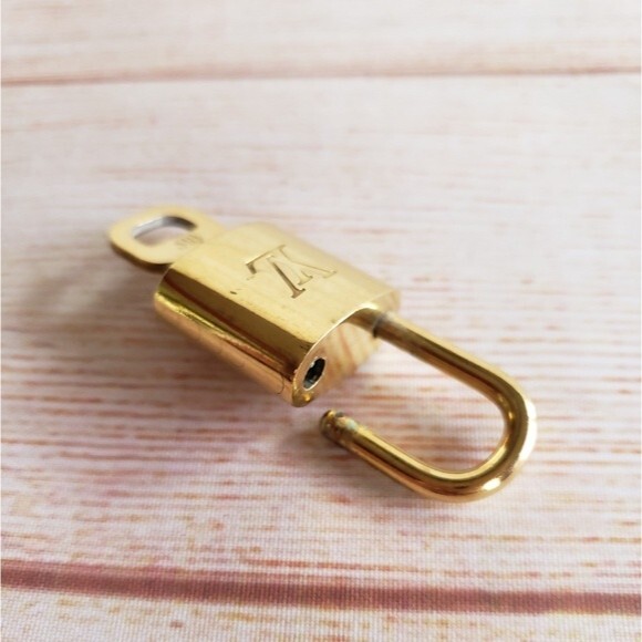 Louis Vuitton #318 Padlock and Key - Picture 5 of 6